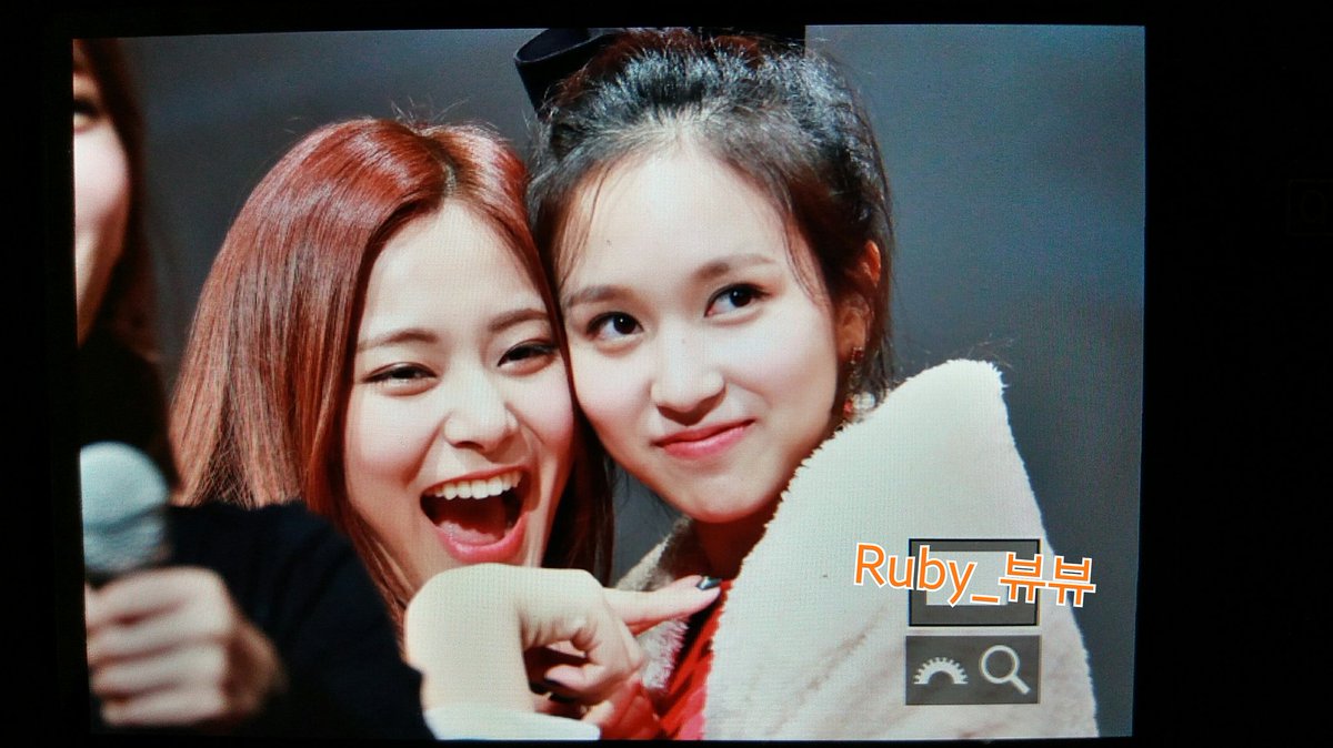 Ruby_4TWICE's tweet photo. 171110 신촌 팬사인회 프리뷰

#트와이스 #미나 #쯔위 #TWICE #MINA #TZUYU https://t.co/SJJhpbrRiZ