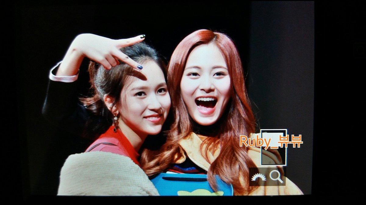 Ruby_4TWICE's tweet photo. 171110 신촌 팬사인회 프리뷰

#트와이스 #미나 #쯔위 #TWICE #MINA #TZUYU https://t.co/SJJhpbrRiZ
