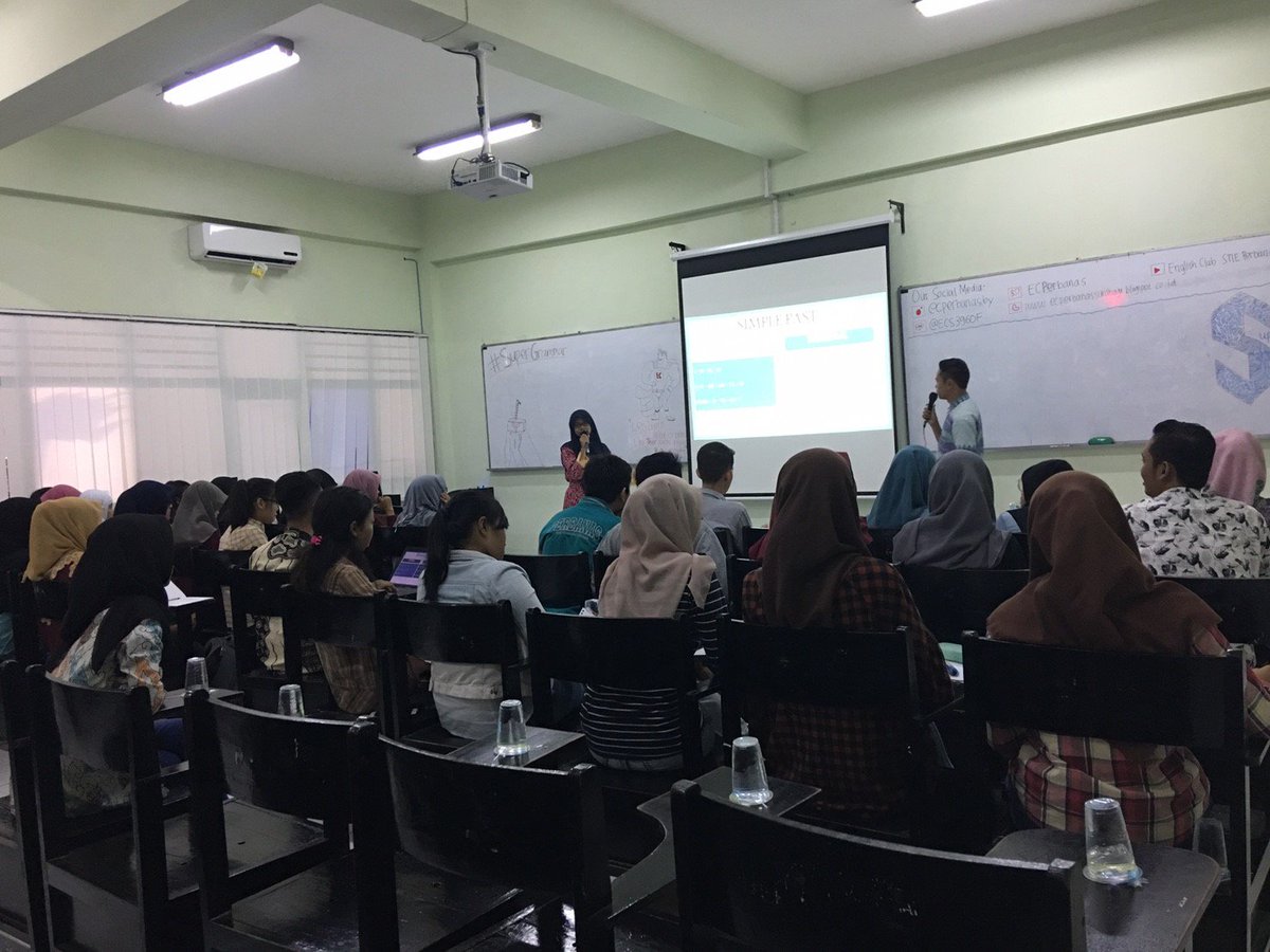 ECPerbanas's tweet photo. [🎈LIVE REPORT 7TH ROUTINE🎈]

Our new members are trying to understand what is grammar and they are learning tenses. 

🌸Grammar isn't the boring thing to learning for🌸

Let's be a #SuperGrammar

📢 English Club!  Keep Saying It In English! https://t.co/LqL0vcue53