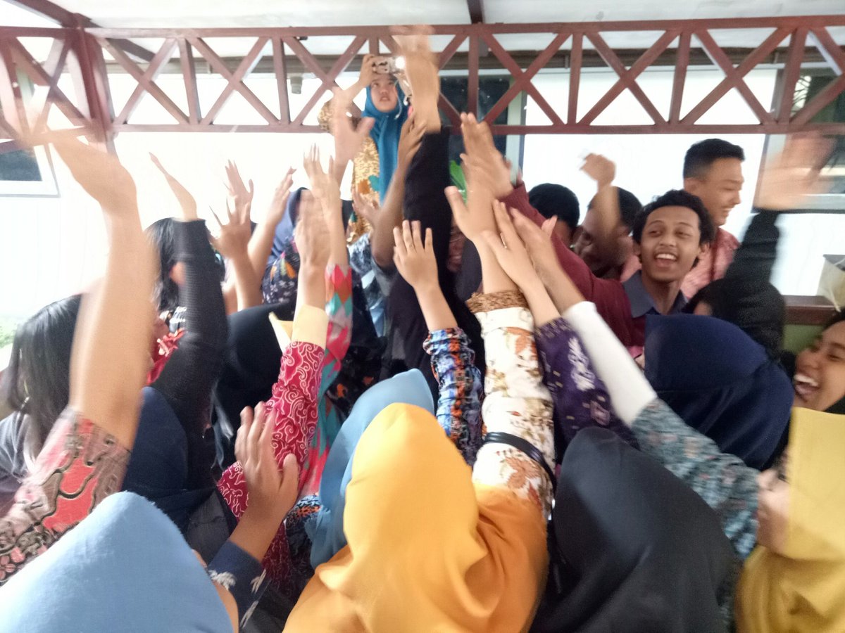 ECPerbanas's tweet photo. [🎈LIVE REPORT 7TH ROUTINE🎈]

Our new members are trying to understand what is grammar and they are learning tenses. 

🌸Grammar isn't the boring thing to learning for🌸

Let's be a #SuperGrammar

📢 English Club!  Keep Saying It In English! https://t.co/LqL0vcue53