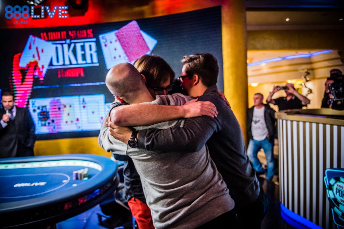 888pokerSpain's tweet photo. Martí Roca @IquinzePuigmal CAMPEÓN del Main Event de las @WSOPE
Enhorabuena por el brazalete, el premio de más de 1 millón de euros y, sobretodo, por la actitud ejemplar que has demostrado a lo largo de todo el torneo.
¡Tenemos mucho más que un brazalete! https://t.co/g0z0OfZli5