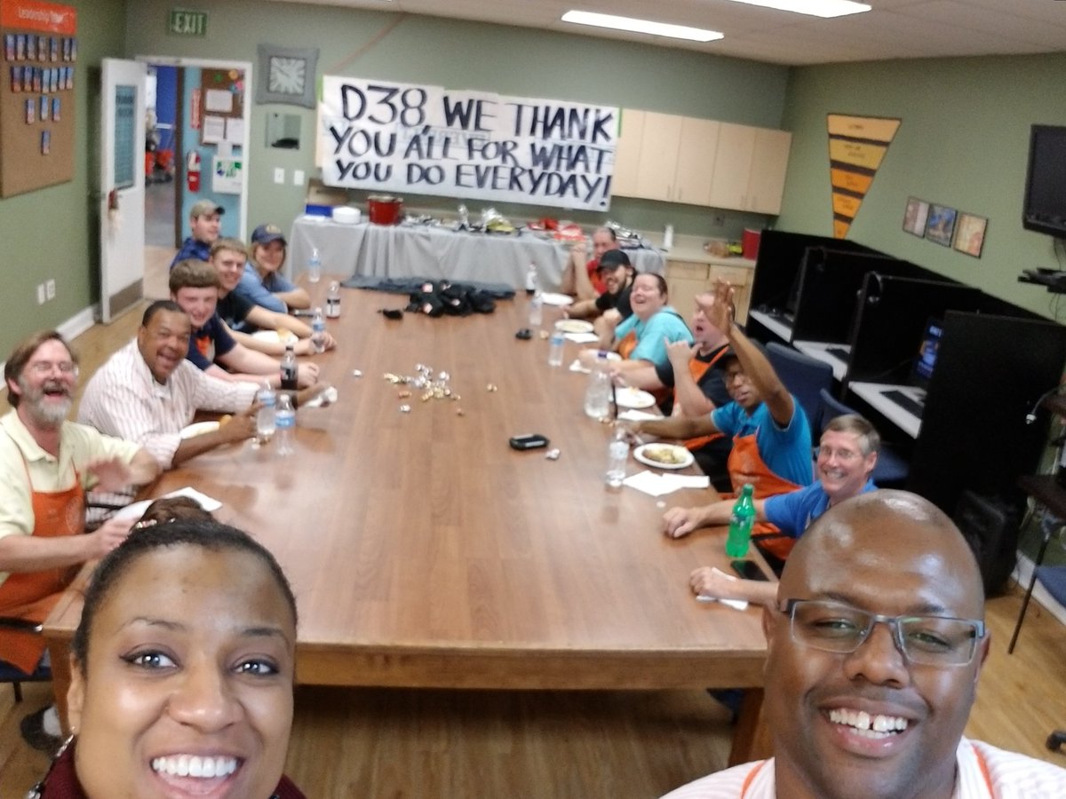 IamPurePlatinum's tweet photo. Appreciating our freight team. Thank you for all you do everyday at 4655! @MarcusINOrange @D207Pride @jefe4655 @Angelaamos93 https://t.co/JVl6aQtWtS