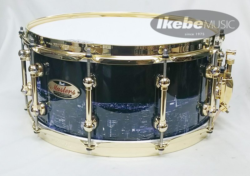 drumstation_sby's tweet photo. 【Pearl / #pearlcolorsinfinity】パールドラムサウンドの軸として今なお不動の人気を誇る6プライメイプルのMRSシリーズスネア。近代的な都市の夜景がプリントされたフィニッシュの間にあるゴールドカラーのラグパーツが印象的な1台!https://t.co/MU3va5YrsH https://t.co/zirHQoeUf8