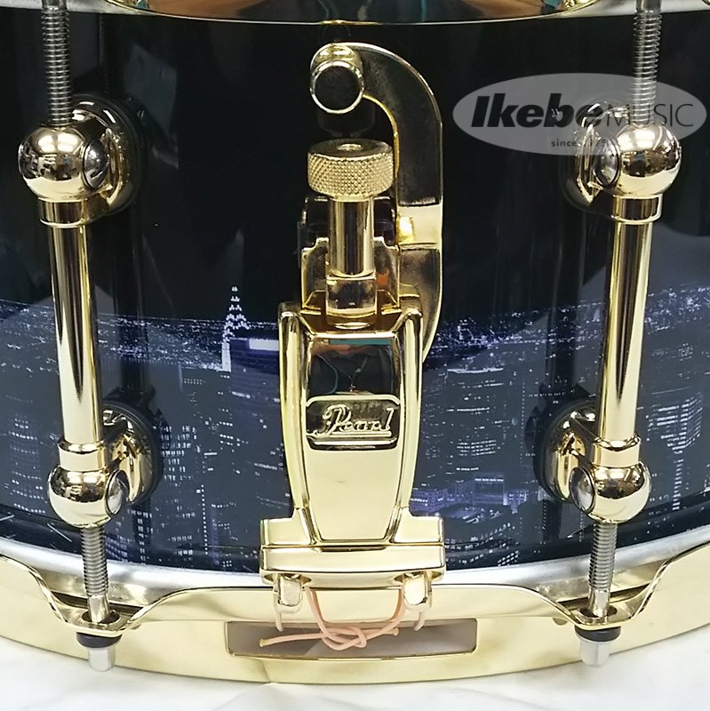 drumstation_sby's tweet photo. 【Pearl / #pearlcolorsinfinity】パールドラムサウンドの軸として今なお不動の人気を誇る6プライメイプルのMRSシリーズスネア。近代的な都市の夜景がプリントされたフィニッシュの間にあるゴールドカラーのラグパーツが印象的な1台!https://t.co/MU3va5YrsH https://t.co/zirHQoeUf8