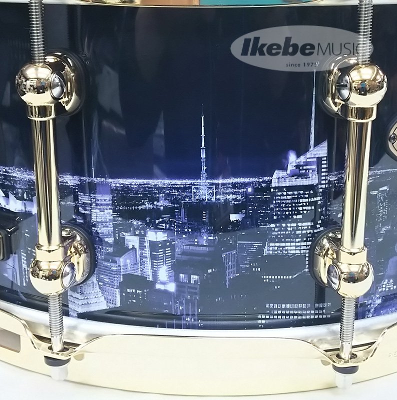 drumstation_sby's tweet photo. 【Pearl / #pearlcolorsinfinity】パールドラムサウンドの軸として今なお不動の人気を誇る6プライメイプルのMRSシリーズスネア。近代的な都市の夜景がプリントされたフィニッシュの間にあるゴールドカラーのラグパーツが印象的な1台!https://t.co/MU3va5YrsH https://t.co/zirHQoeUf8