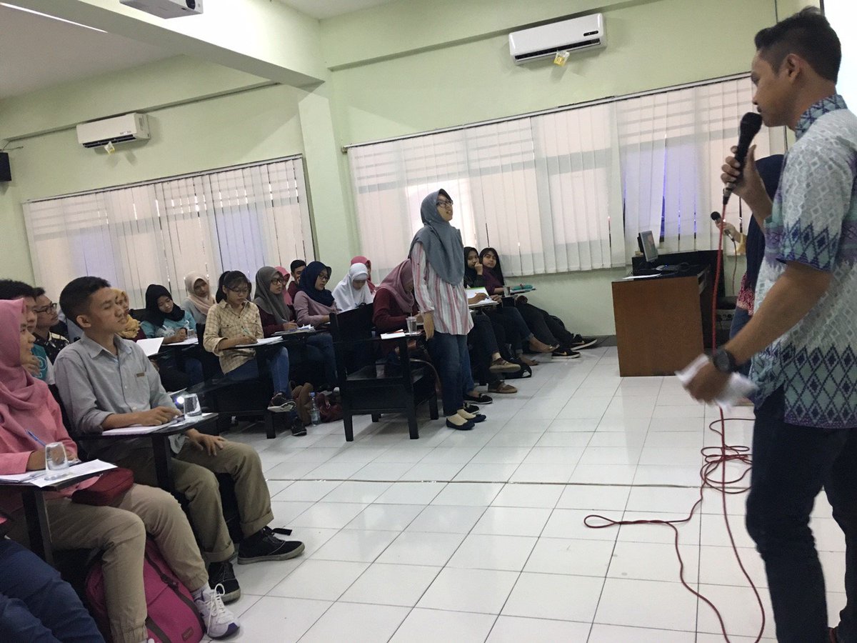 ECPerbanas's tweet photo. [🎈LIVE REPORT 7TH ROUTINE🎈]

Our new members are trying to understand what is grammar and they are learning tenses. 

🌸Grammar isn't the boring thing to learning for🌸

Let's be a #SuperGrammar

📢 English Club!  Keep Saying It In English! https://t.co/LqL0vcue53