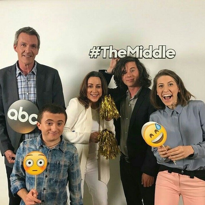 TefiDeLeon's tweet photo. #TheMiddle
#UnaFamiliaModelo
#FrankieHeck #PatriciaHeaton
#MikeHeck #NeilFlynn
#AxlHeck #CharlieMcDermott
#SueHeck #EdenSher
#BrickHeck #AtticusShaffer https://t.co/FWR6RLWlxh