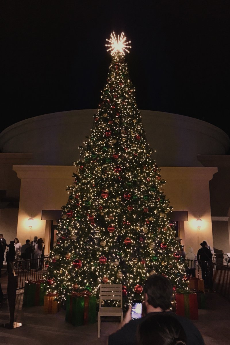 tejonranch's tweet photo. It beginning to feel festive.  Come on by and get in the spirit! #outletsattejon #holidays https://t.co/k9k2bOlBV2