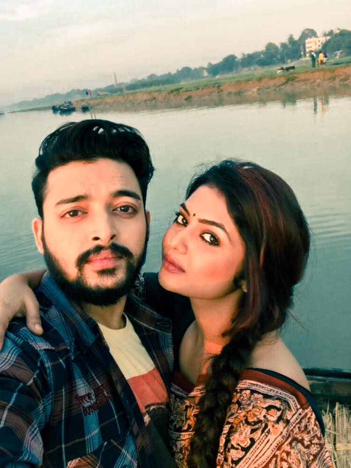 sayani06's tweet photo. #3amCall #Songshoot #majhGangaScenes #KaKhaGaGha 🎬 https://t.co/adAPLD76ZQ