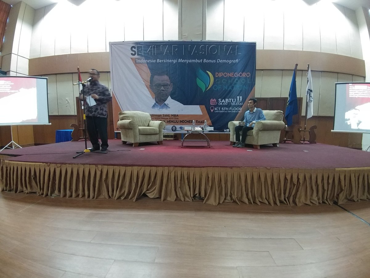 sudirmansaid's tweet photo. Seminar Nasional oleh Diponegoro School of Nation tentang Sinergi Menyambut Bonus Demografi di @UndipSemarang. @BEMUndip_ https://t.co/ylRP3NBeqW