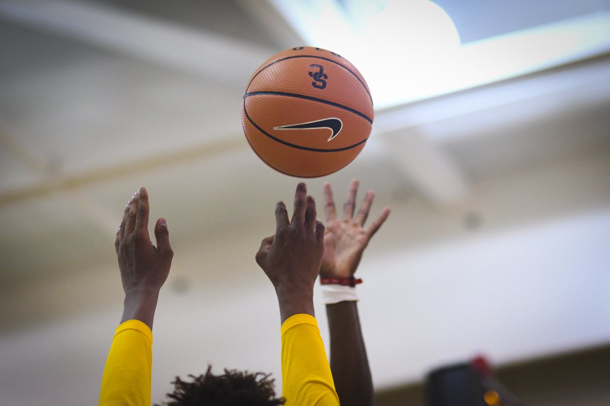 USC_Hoops's tweet photo. Ball is up on the 2017-18 season! #ItTakesATeam https://t.co/mkxyiBgUSJ
