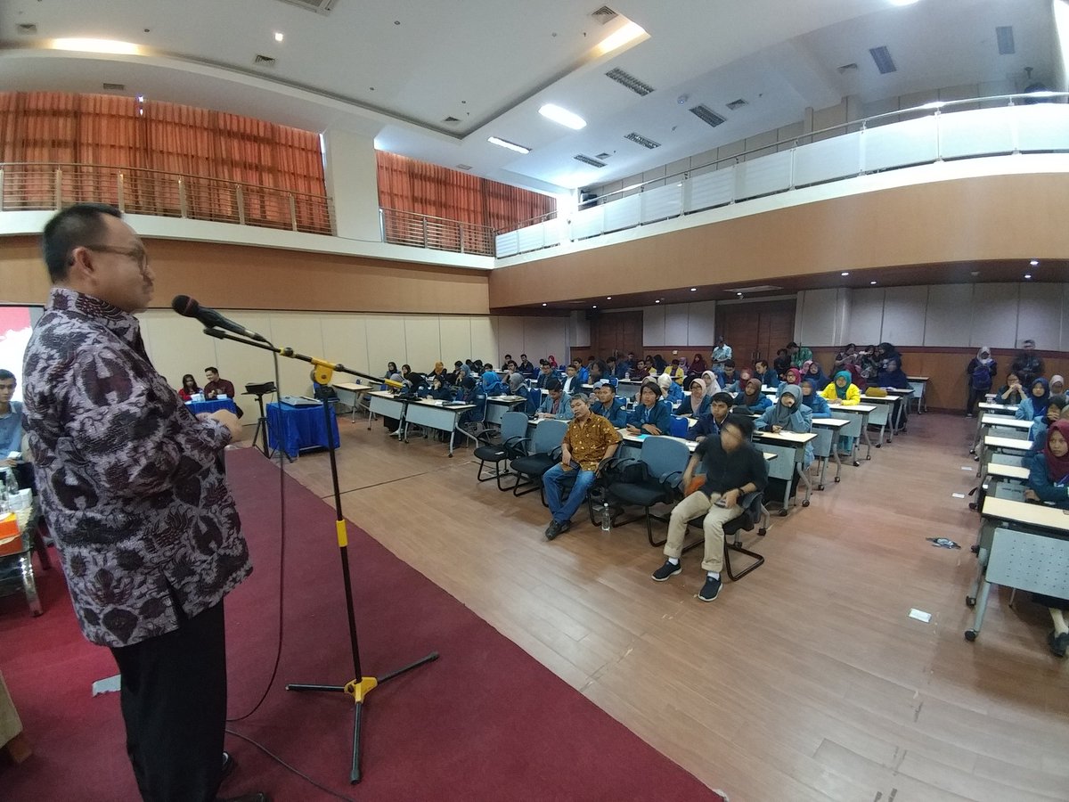 Seminar Nasional oleh Diponegoro School of Nation tentang Sinergi Menyambut Bonus Demografi di <a href="/UndipSemarang/">UNDIP Semarang</a>. <a href="/BEMUndip_/">BEM UNDIP</a>