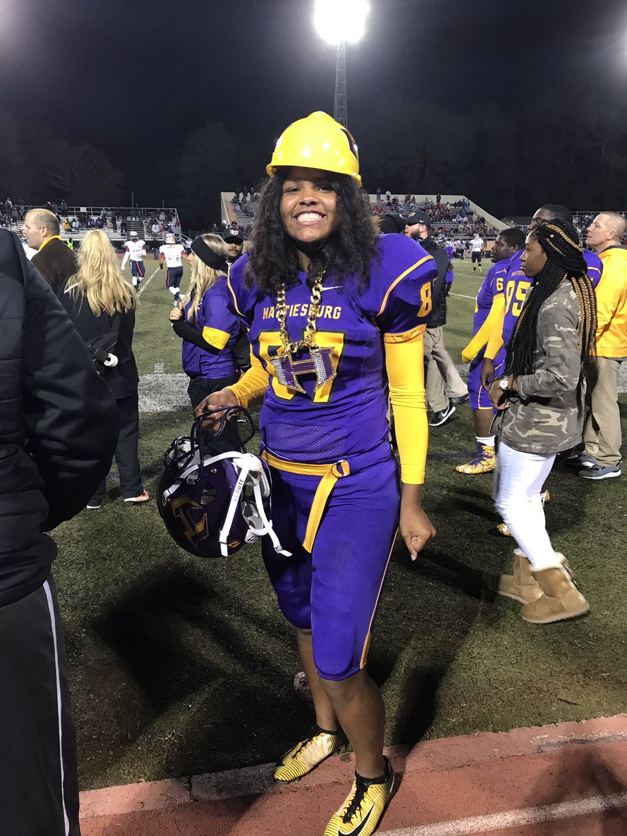 Mzcharliehue35's tweet photo. Congrats to Kendyl Terrell for catching the two point conversion.. HHS43 South Jones 0 #WECOMING #TigerNation https://t.co/V8SJDRw5aT