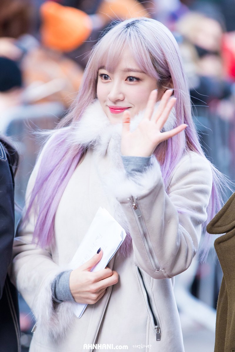 rememberahnhani's tweet photo. 🦄💜
171110 뮤직뱅크 출근
#기억하니?
#EXID (@EXIDofficial)
#하니 #Hani #안희연 https://t.co/BOzzyZBUco
