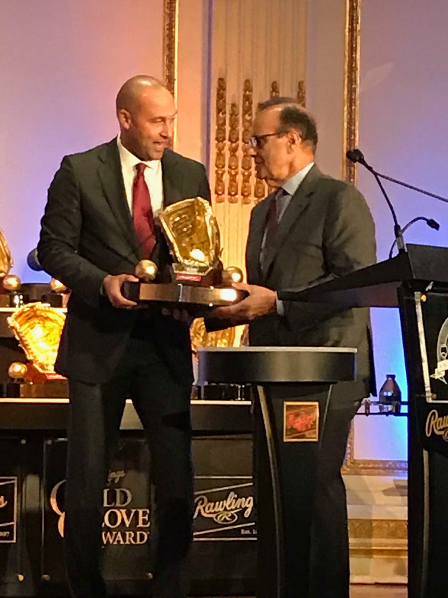How do u top this? Derek Jeter receiving the Heart of gold award from <a href="/JoeTorre/">Joe Torre</a>  at the <a href="/RawlingsSports/">Rawlings Baseball</a> gold glove dinner.