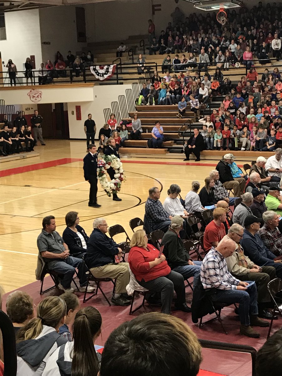 agteachmom's tweet photo. FFA members honoring our veterans #livingtoserve https://t.co/35Ml9mZkLe