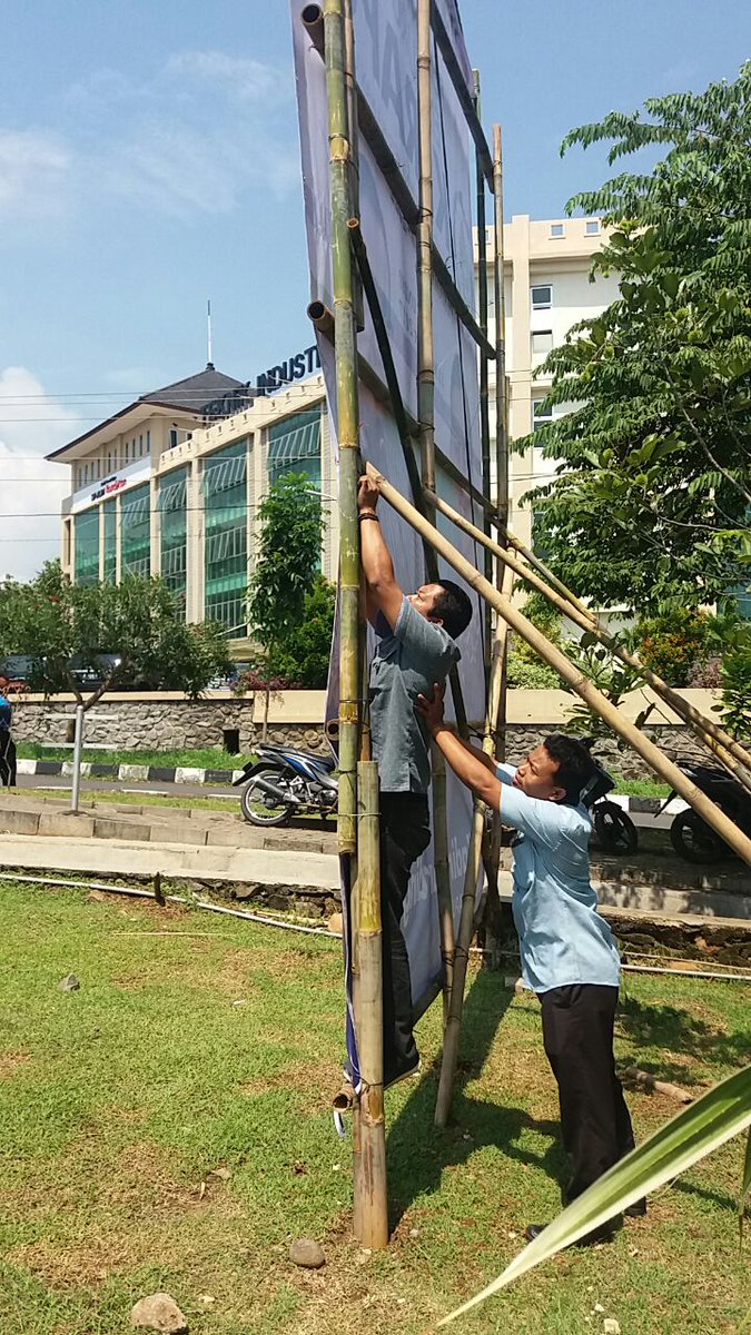 mamasendrie's tweet photo. benerin baliho #KerapuUndip @Kadir_Karding @Yoestahmada @jamalluthfi @din_74 https://t.co/5k5fcvjMlg