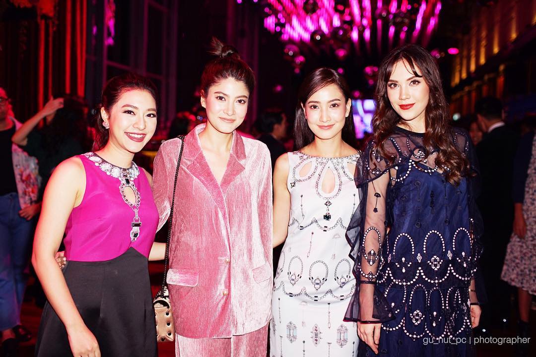 อย่างนี้ก็ถ่ายเพลินดีนะ ❤️ #mewnittha #margie_rasri #taewaew_natapohn #mattperanee #jimmychoo cr.gu_nut_pc