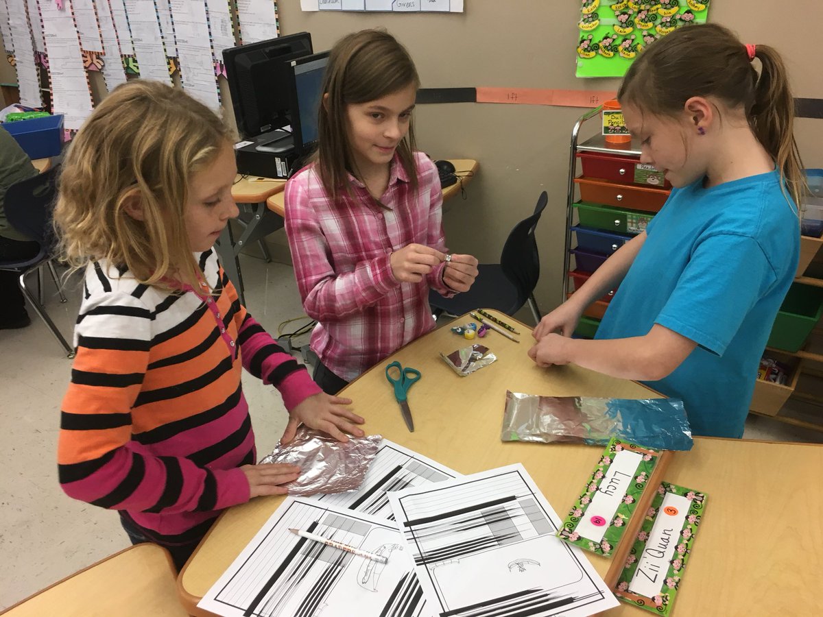 burcham_piccola's tweet photo. STEM project for this week is working in teams on creating tinfoil canoes! #180DaysofGreatness #TheFranklinDifference https://t.co/fl6y8BWUja