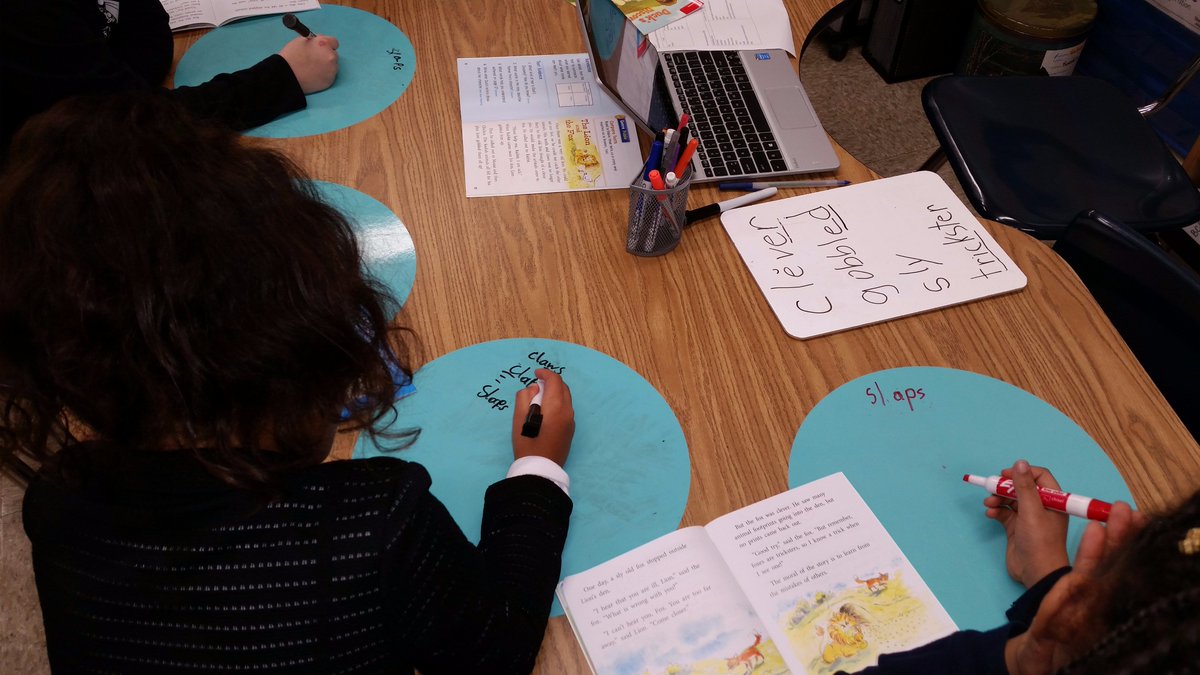 MBQuinan's tweet photo. Ss "identifying known parts" and "making words" during their Guided Reading lesson.  @gmdsimmons https://t.co/sHx8RYZ7Oa