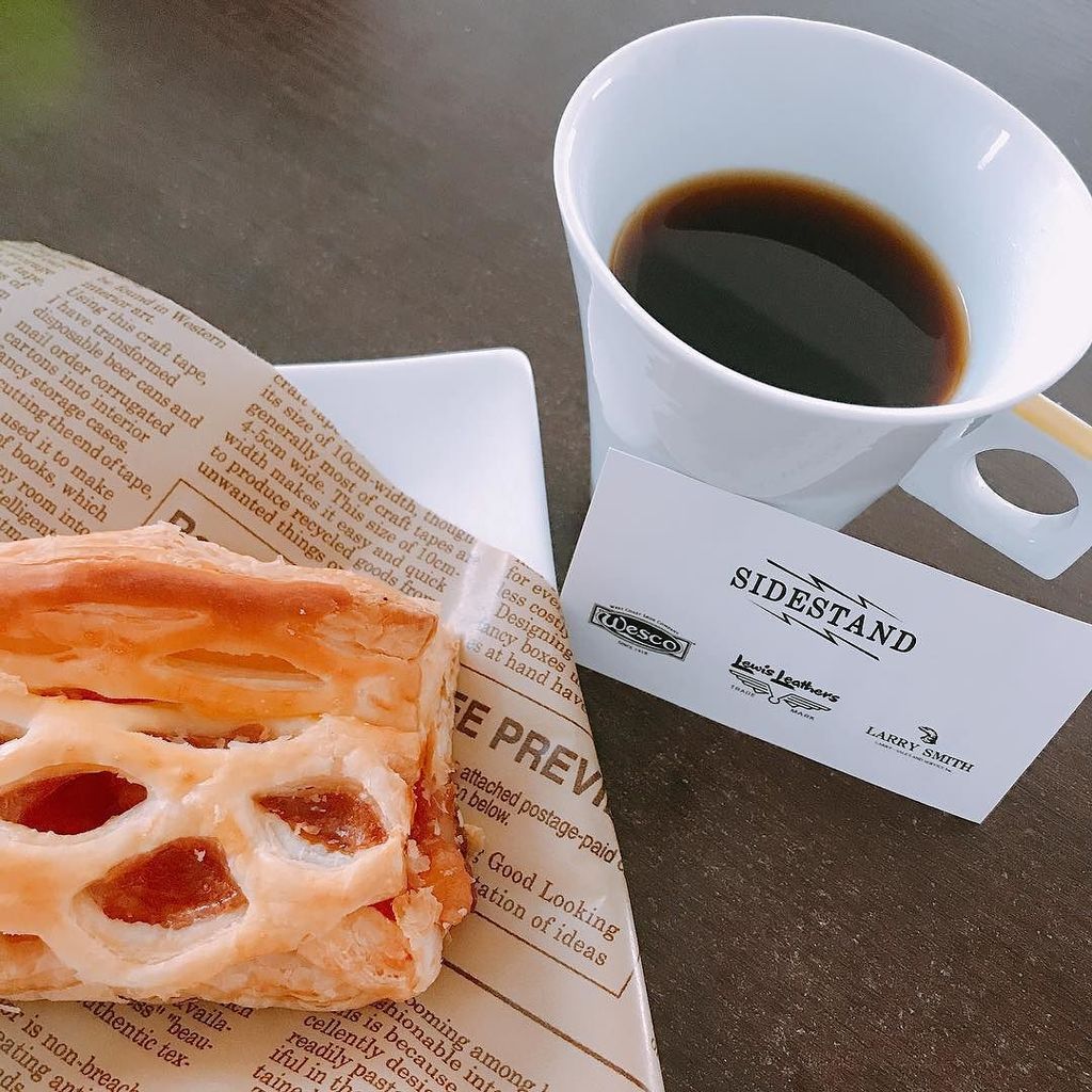 nao9124's tweet photo. #ブランチ #SIDESTAND #ドリップコーヒー #パントーネ #アップルパイ
お休みの日のブランチ☕️
子供達はガッツリご飯食べてるけど、母は優雅に、昨日お土産で頂いたSIDESTANDさんのドリップコーヒーを。パントー… https://t.co/ACXgRvOB9l https://t.co/6rw2EmxKZ4