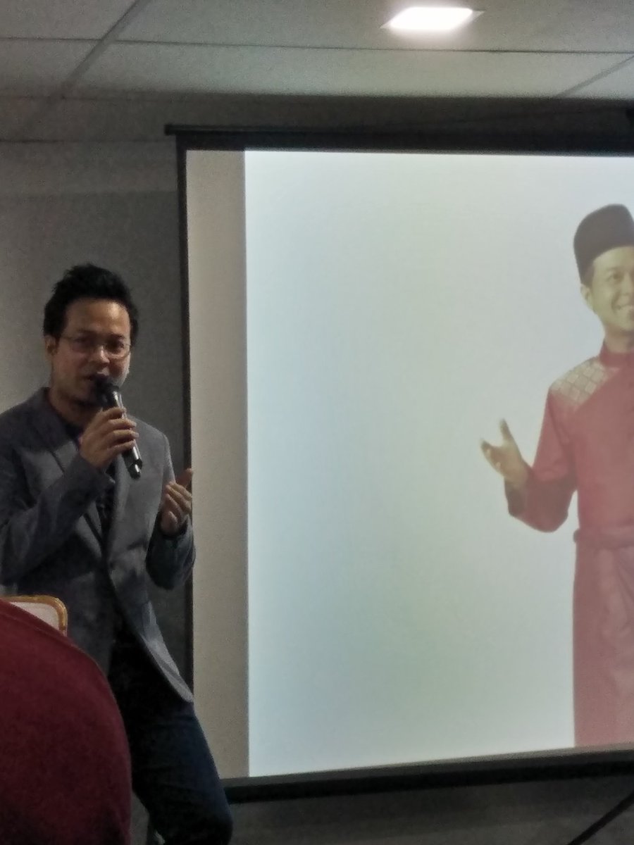 MCSyazman's tweet photo. Bersama sifu @fedtriyahya dipagi hari,
Bagaikan hud2 melemparkan buah2-an indah
ilmu yg diberikan..
Sangat berpuas hati!!!!
#syazmantajuddin
#proemcee
#Hostnov17 https://t.co/Z3vhqUa6nR