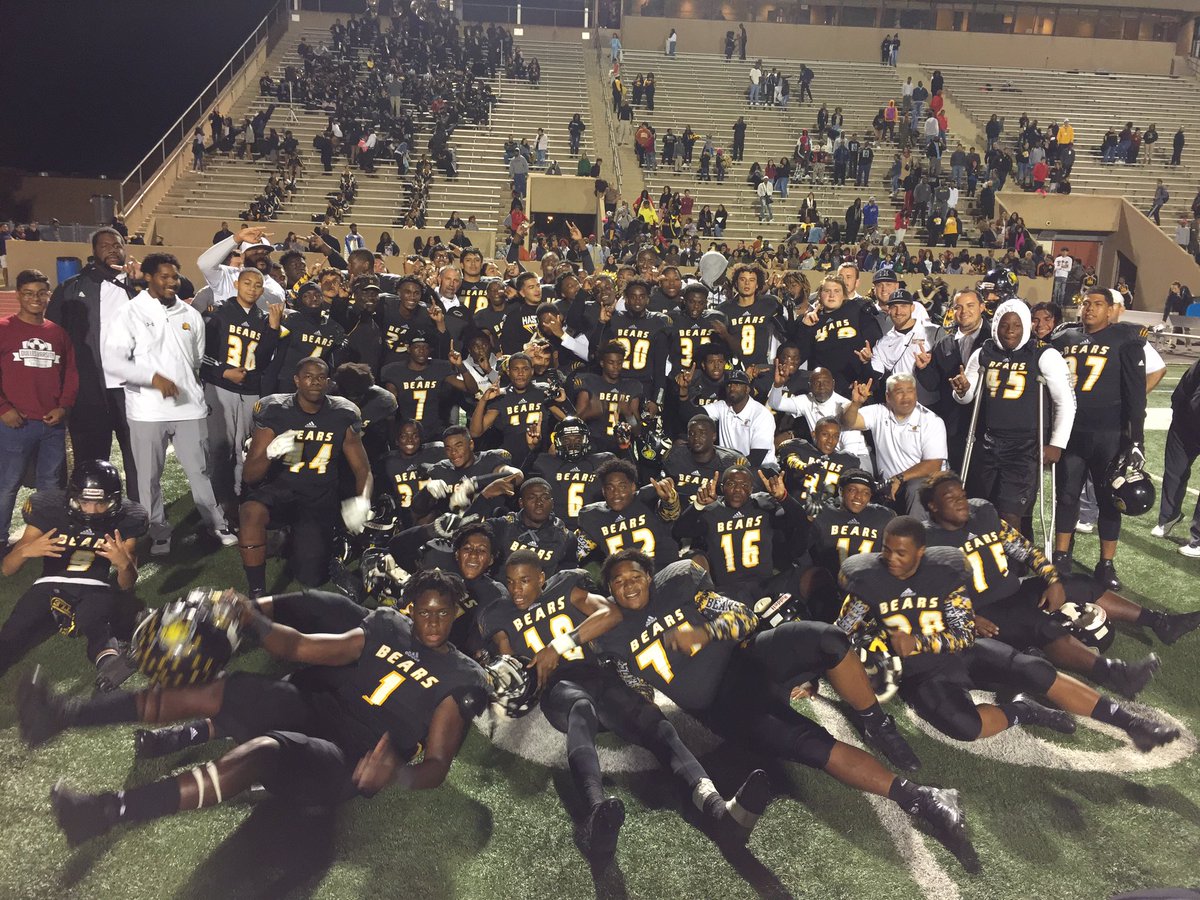 HUGE CONGRATS TO YOUR 2017 23-6A DISTRICT CHAMPIONS!! 
ALIEF HASTINGS 55 DAWSON 35
#ChangeTheCulture