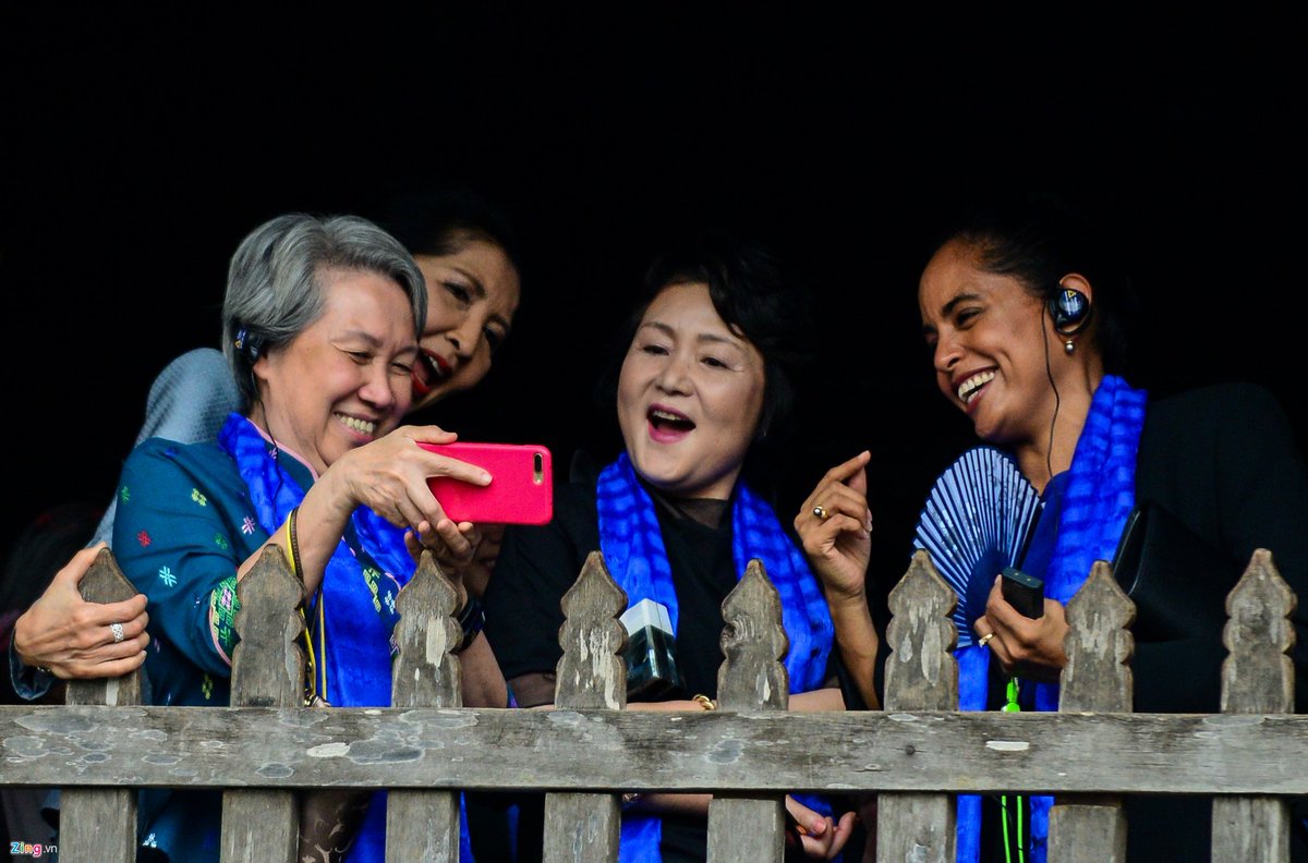 Leporem0's tweet photo. 문재인 대통령 부인 김정숙 여사, APEC 정상 영부인들과 11일 오후 베트남 호이안 고도시 방문

여사님 넘 밝고 예쁘고 해맑고 짱💕 https://t.co/EJdeHFGVDX
