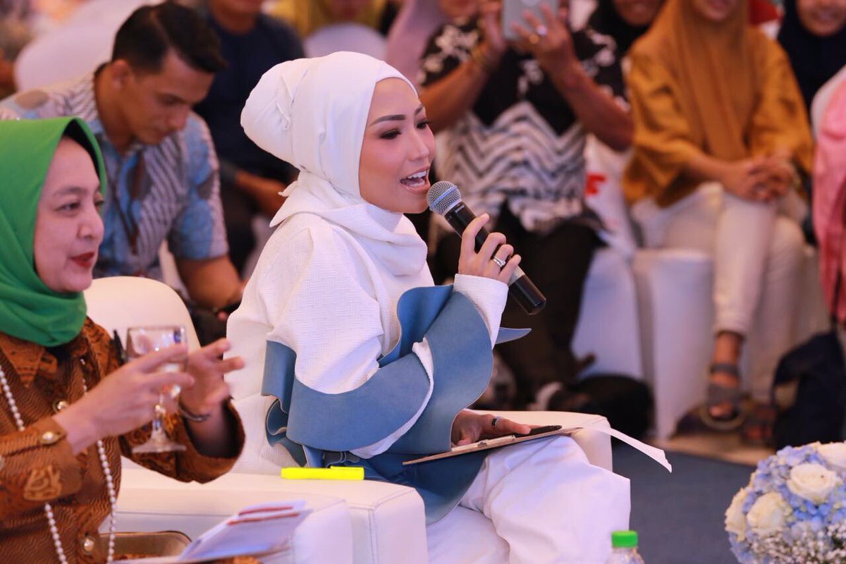 bank_indonesia's tweet photo. Duta Ekonomi Syariah sebagai generasi yang dapat berperan aktif dalam upaya menumbuhkan serta mengembangkan ekonomi dan keuangan syariah di Indonesia #BInfo #ISEF2017 https://t.co/BIbj9jpzPO