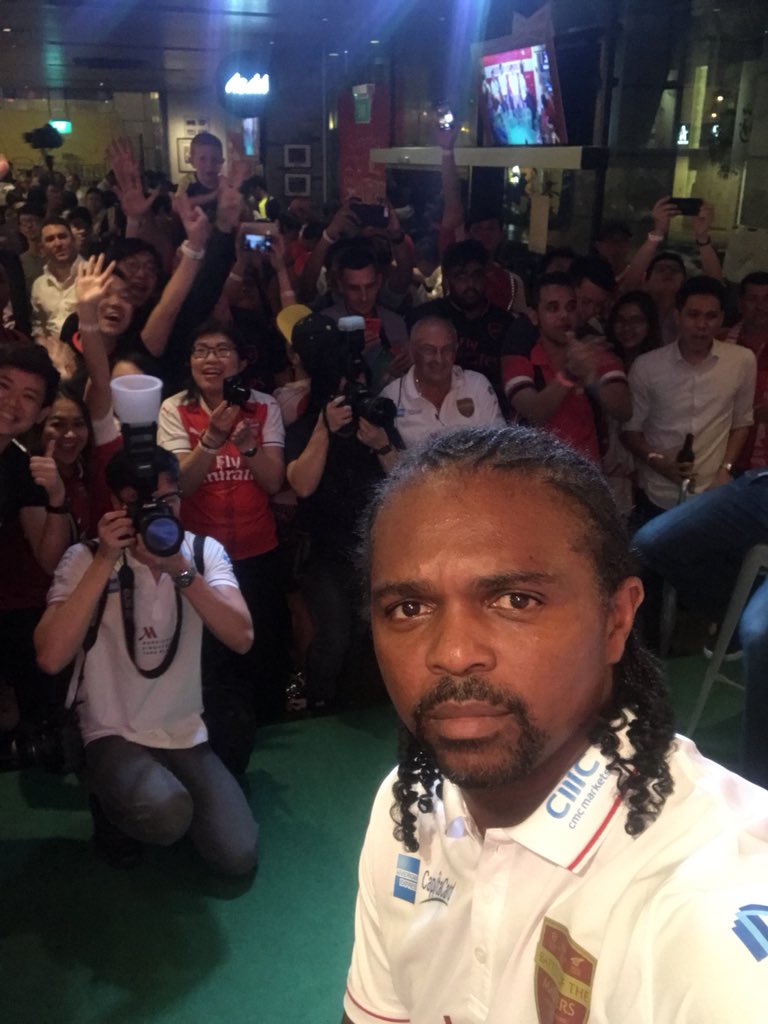 papilokanu's tweet photo. True kanu supporters #truekanufans are you?show https://t.co/DOPusIRK6B time masters football letโs go and enjoy and have fun #singapore #mastersfootball #arsenal #coyg #legends #funenjoy #supporters https://t.co/kV53fpiUbf
