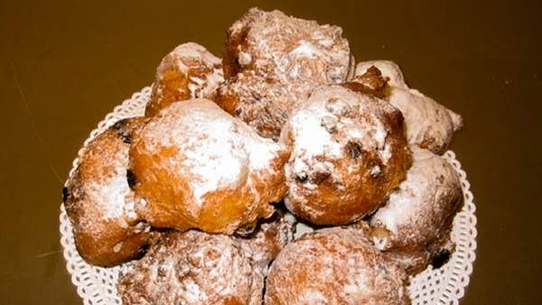 The best way to fill a hole in your heart and appetite is with an oliebol, or a dozen. ow.ly/kx2n30gsG30 #iamsterdam