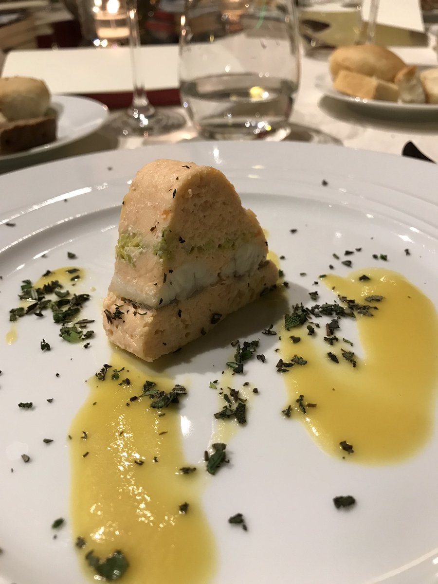 DarioBragaglia's tweet photo. #Torino Ristorante #LaCloche Con la presentazione del libro di @LucaIaccarino1 “Qualcuno sta uccidendo i più grandi chef di Torino” edito da @EDTlibri , il ristorante torinese avvia un programma di serate a tema. Protagonista anche lo chef de La Cloche, Walter Eynard https://t.co/Bc5Uleij8K