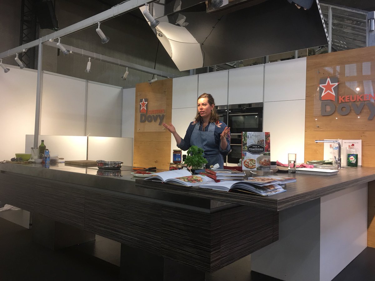 cjtosj's tweet photo. Italia al pomodoro, het tomatenkookboek op de boekenbeurs een feest uit Italië #bkb2017 #goestjes #elvea1885 #workshop #lannoo https://t.co/dLbTbFB2yq
