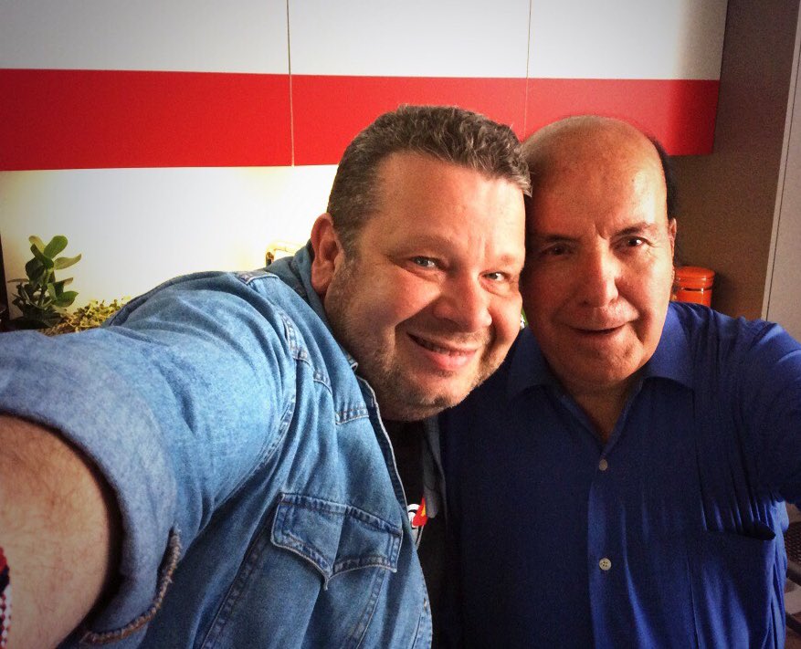 Siempre pensé que era un privilegiado por poder compartir un día de trabajo con el gran Chiquito de la Calzada.
Un recuerdo imborrable, y ahora, por desgracia, irrepetible.
Recibe un abrazo desde este corpachón, maestro, allá donde estés.