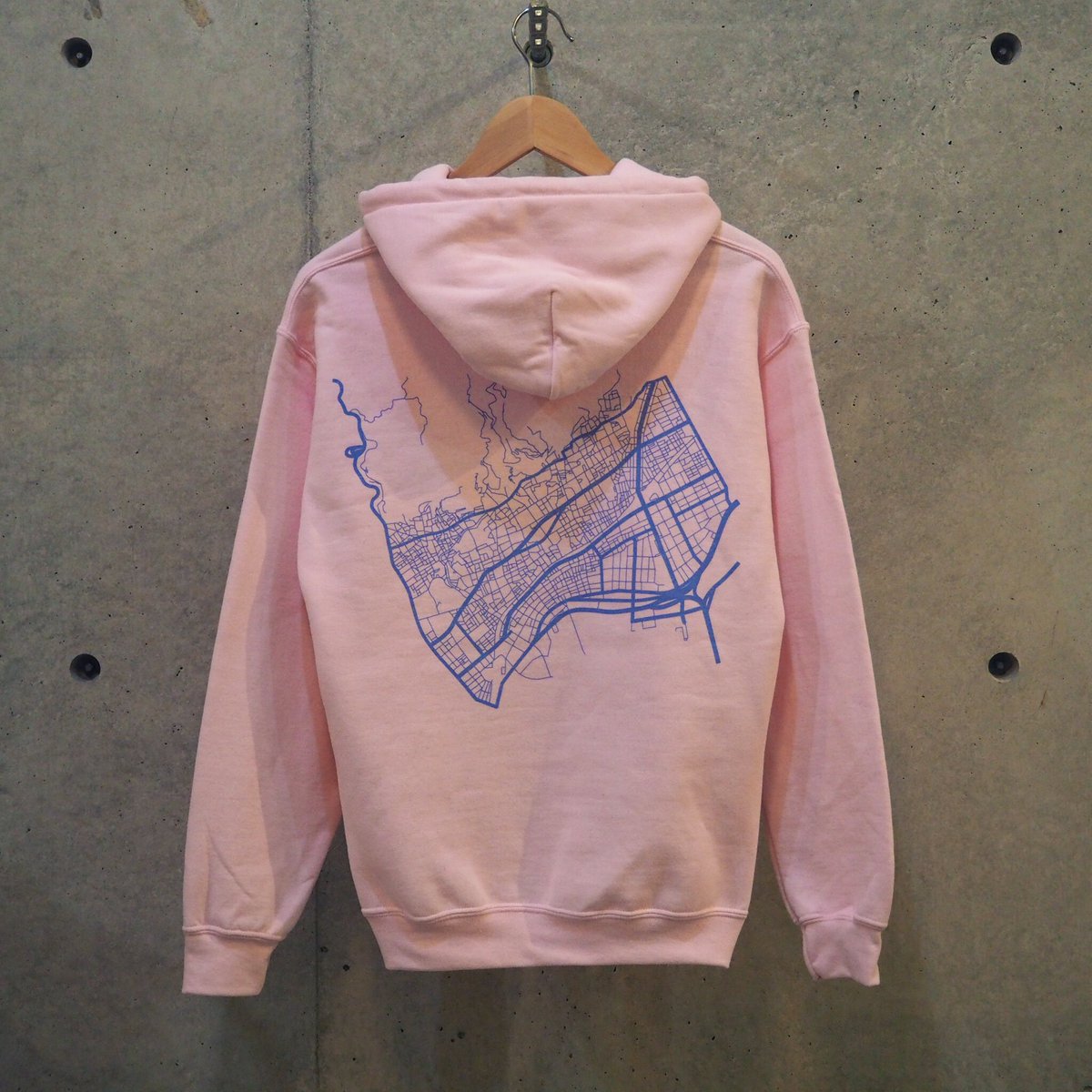 078_streetwear's tweet photo. 078 STREET WEAR

Kobe map Hoodie
¥7500(このお値段から最大￥1000 OFF)

神戸の中心地・三宮周辺の地図が背中にプリントされたフーディーで、三色展開です。

https://t.co/rF7T5mfCGd

#078streetwear  #神戸 #kobe https://t.co/q4Ds0o0dzQ