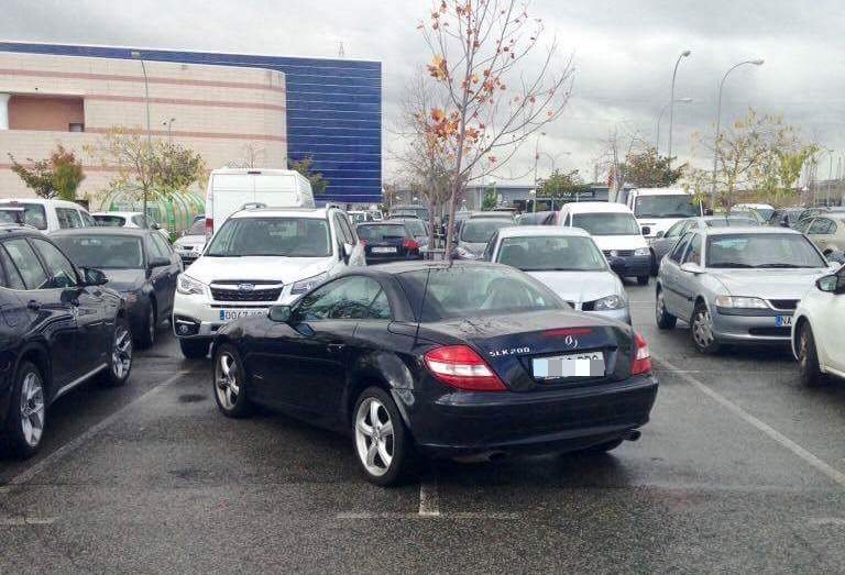 policiaforal_na's tweet photo. Cuando veas esta desfachatez date el gustazo de sacar una foto, solicitar patrulla al 112 y denunciar al maleducado.

Gracias, Pedro, por colaborar y felices compras sabatinas. https://t.co/ylBtlADCQ9