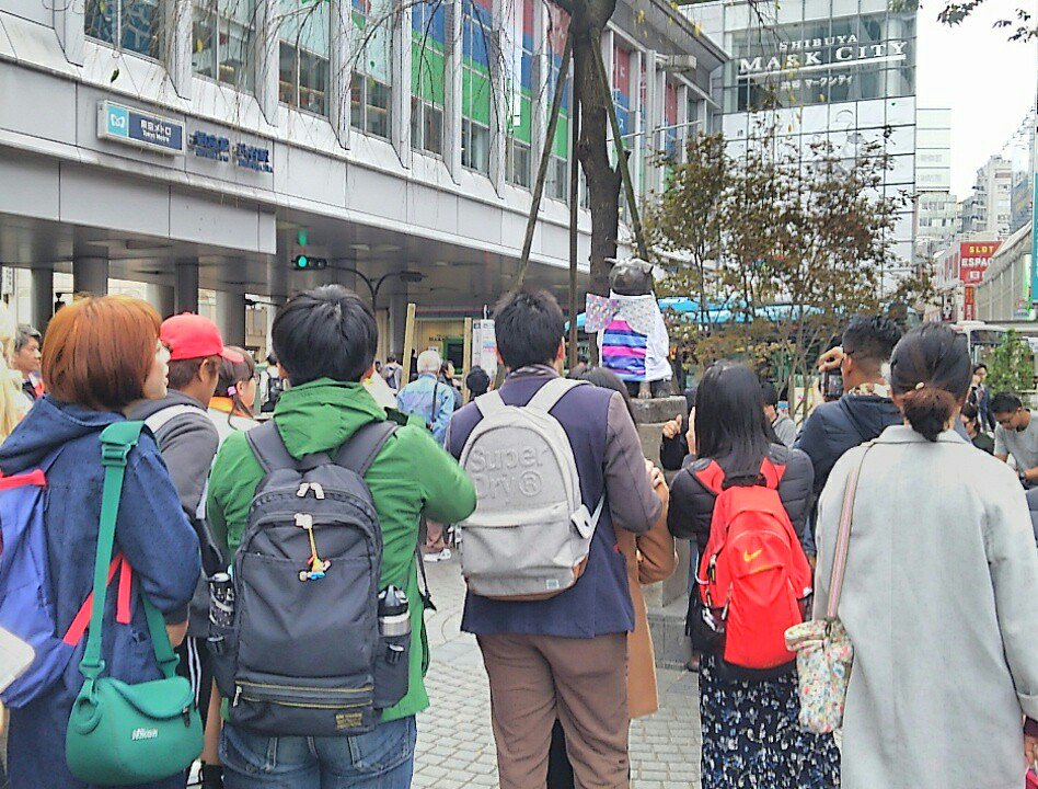 CHALLEATH's tweet photo. 渋谷のハチ公がいつもと違う？外国からの旅行者の方達も興味津々。記念撮影の人だかりが。
#ハチ公 #渋谷 #超福祉展 #シブヤフォント https://t.co/piw6yffFsX