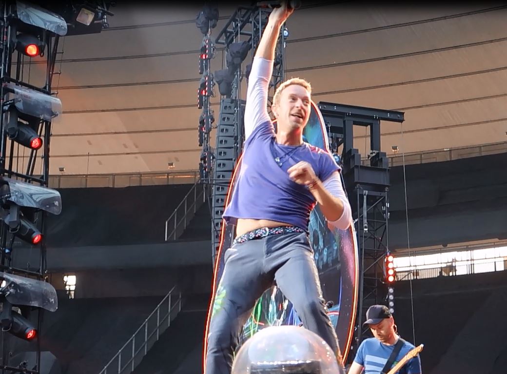 I_Ran_Away's tweet image. RT if you want @Coldplay to win Tour Of The Year #AMAs  Here are some photos from #ColdplayParis on July 16, 2017 🎉