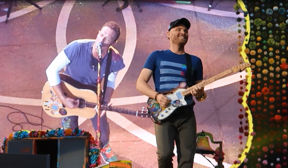 I_Ran_Away's tweet image. RT if you want @Coldplay to win Tour Of The Year #AMAs  Here are some photos from #ColdplayParis on July 16, 2017 🎉