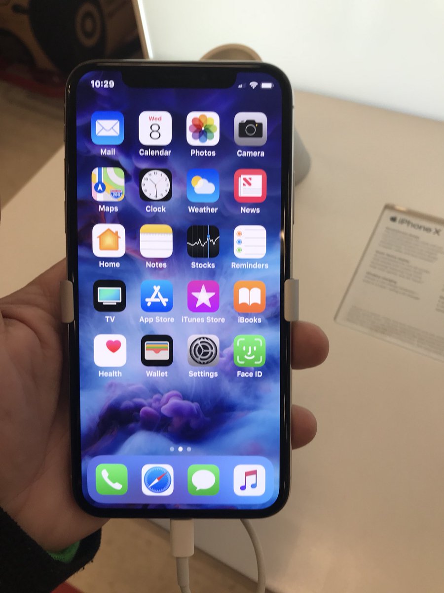 Designersnob's tweet image. Dear @UPS  this is not how I should see the new @Apple iPhone X I paid my money please tell China i would like my order #stuckincustomssucks #needmynewiphoneasap #threeweeksandcounting #preordered1027