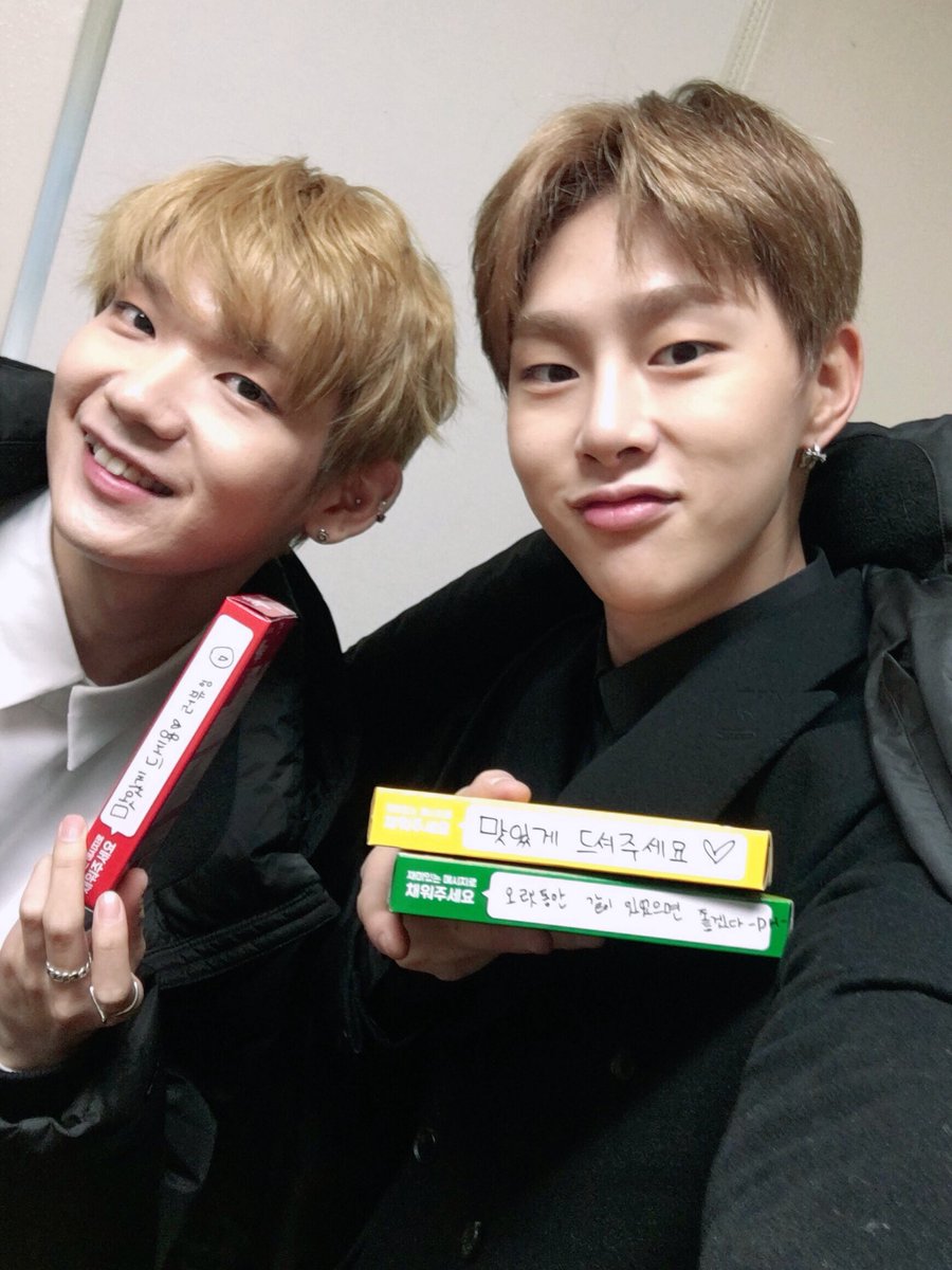 JBJofficial787's tweet photo. [#JBJ_TODAY] JBJ가 11월 11일 빼빼로데이를 기념해서 팬사인회에서 준비한 깜짝 이벤트❣️ JBJ가 직접 적은 메시지가 담긴 빼빼로 잘 받으셨나요?🤗 빼빼로 맛있게 드시고 행복한 토요일 보내세요! 🍓😑😲🕺🏻😬🔥 https://t.co/W5EJiTZtE7