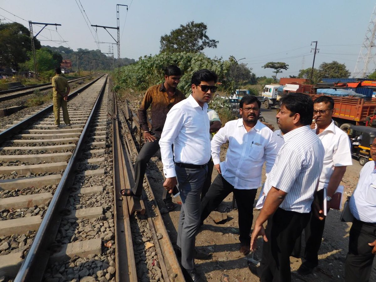 DrSEShinde's tweet photo. Yesterday had survey for land required for RUB along with @thanecityonline & #Railway officials. Residents from #Mumbra #Retibunder frequently prefers railway track to travel from one side to other, which leads to fatal accidents. To avoid this, I had demanded #RUB in this area. https://t.co/4yms2652ux