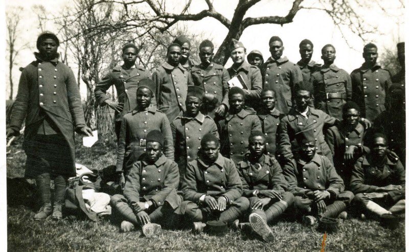 sadiadiawara's tweet photo. Hommage aux soldats Africains morts pour la France en 14-18. Même si l'histoire écrite les a oubliés,  l'histoire orale a gravé leur héroïsme  dans les livres de nos mémoires. C'est bien pour cela que nous sommes plus que Français !#11novembre #DevoirDeMemoire #OubliesDeLhistoire https://t.co/yIKA2twswv