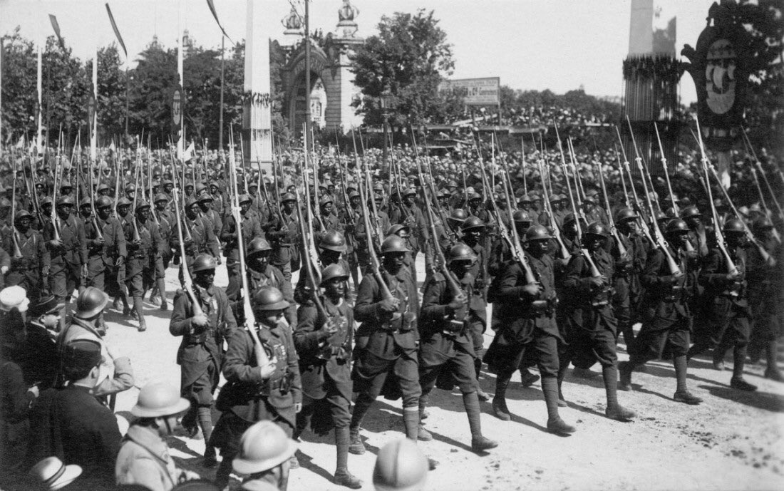 sadiadiawara's tweet photo. Hommage aux soldats Africains morts pour la France en 14-18. Même si l'histoire écrite les a oubliés,  l'histoire orale a gravé leur héroïsme  dans les livres de nos mémoires. C'est bien pour cela que nous sommes plus que Français !#11novembre #DevoirDeMemoire #OubliesDeLhistoire https://t.co/yIKA2twswv
