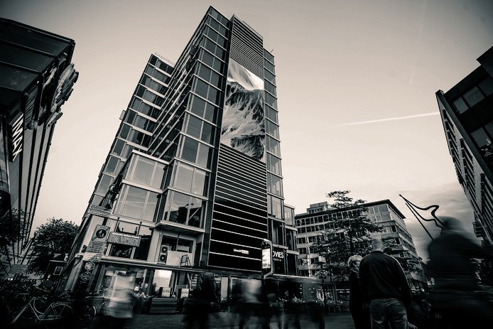 PointcastNL's tweet photo. Het grootste digitale scherm van Eindhoven, op de Groene Toren aan de Dommelstraat, is dit jaar een onderdeel van GLOW. https://t.co/HNF82gfvWa