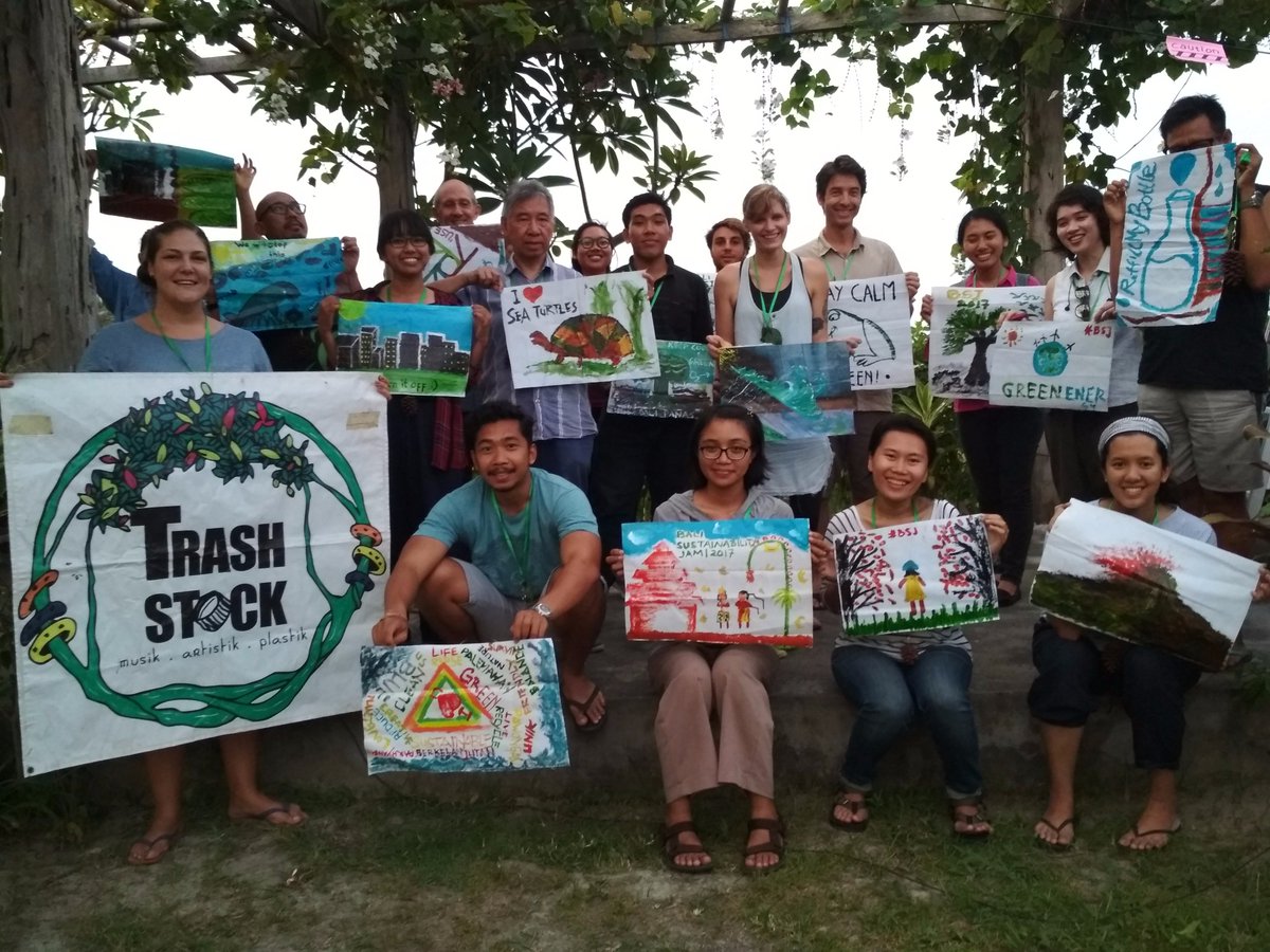 TrashStockBali's tweet photo. TrashStock at @BaliSusJam @GSusJam! 
Sparkling creativity for jamming of ideas! 
#sustainability #ideas #trashstock #openminded #ecodesign #bali #balisusjamDPS2017 #thisiswhywejam https://t.co/GahHmdZmVx