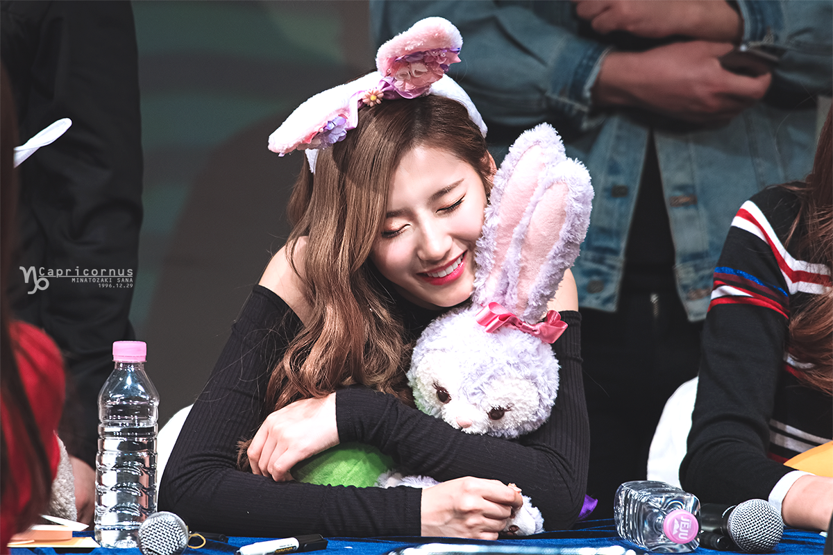 AaronSageETH's tweet photo. 171110 LIKEY 신촌 팬사인회
うさぎちゃん～～～
#SANA #사나 #サナ #TWICE #트와이스 https://t.co/aZL9nU52PL