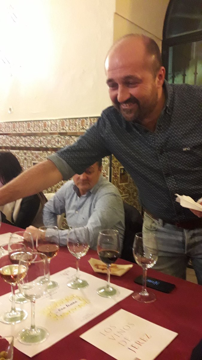 ElBudiego's tweet photo. Nos envolvió en sus vinos de Jerez.  Enhorabunea Víctor. https://t.co/LnkFpdt1XZ