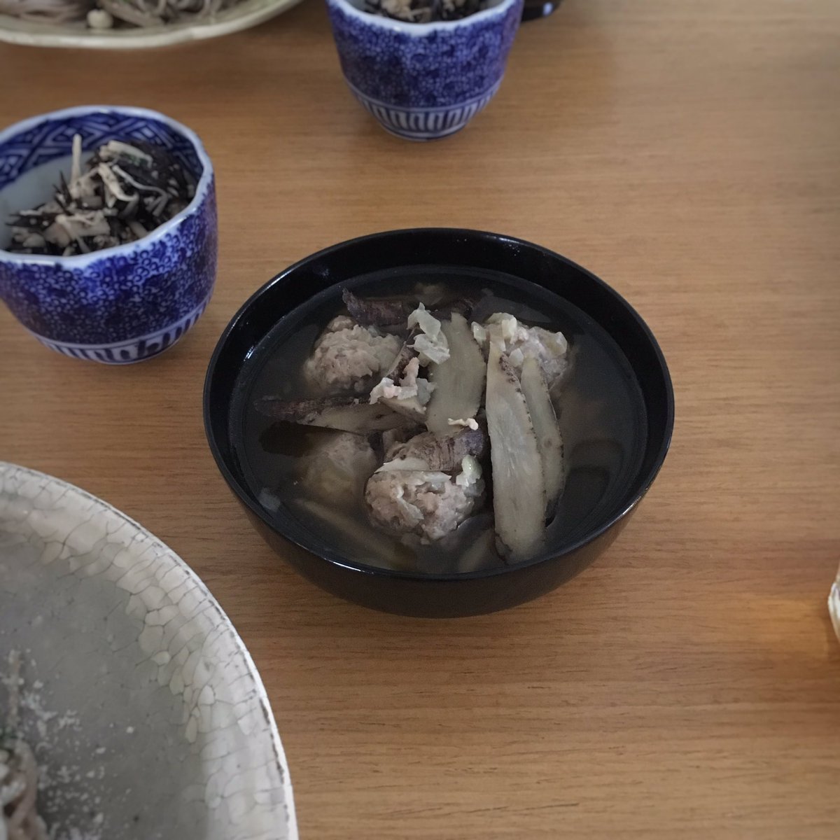 寿木けい ごぼうと鯵のつみれ汁 ごぼうは泥をよく落として 皮付きのまま つみれは鯵と玉ねぎ 後ろは ひじきとささみとえのきの和え物