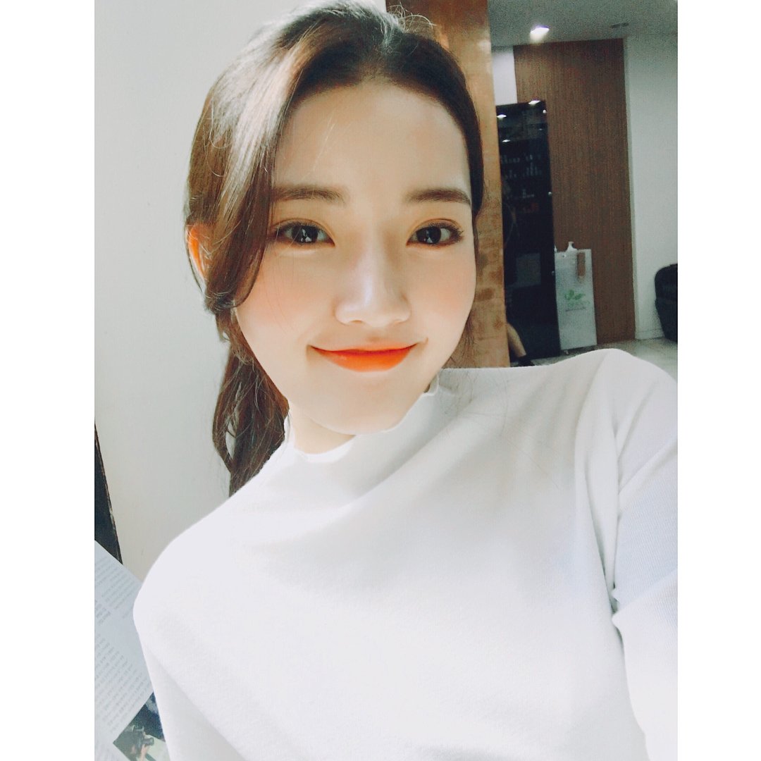 WITH DABIN on Twitter: “다빈스타그램 - 드뎌 주말 🥀🌞 정다빈 팬카페 https://t.co